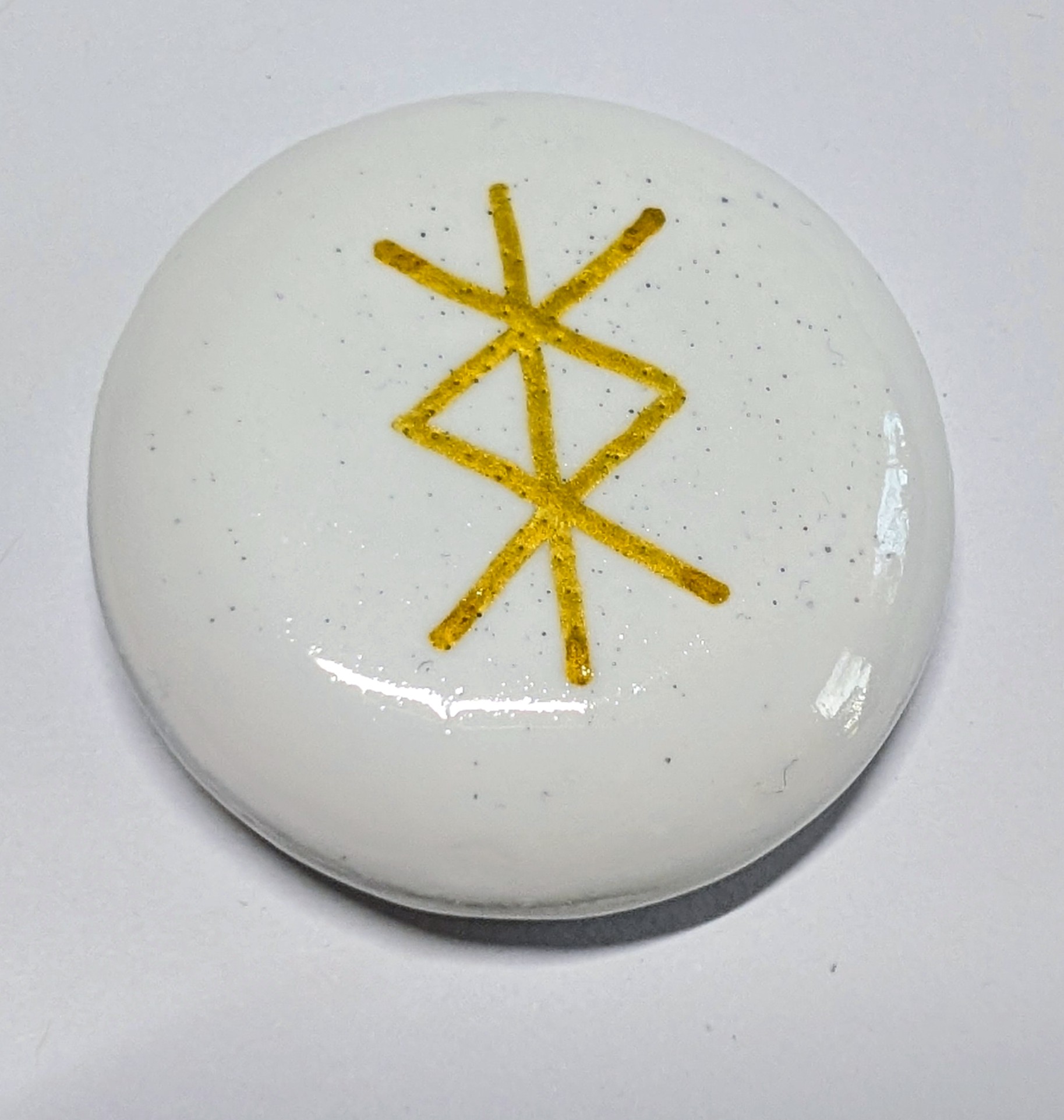 Bel energijski amulet z zlato runo